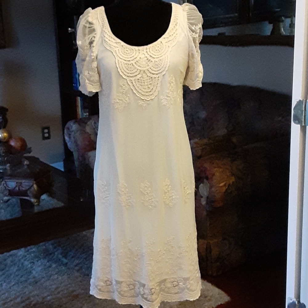 Chris McLaughlin cream lace dress Rounded neckline Short sheer slv lined 4 EUC…